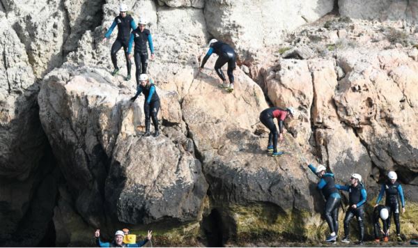 Diputación acerca a una veintena de deportistas una intensa jornada de 'Coastering'