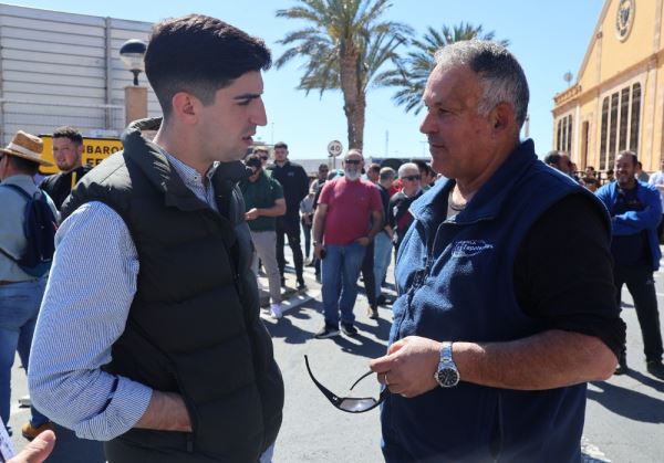 El Ayuntamiento de El Ejido, junto a los agricultores en su reivindicación en el Puerto de Almería