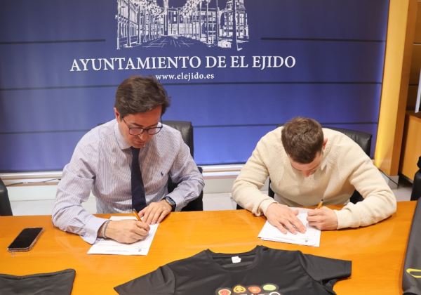 El Ayuntamiento firma un convenio de patrocinio deportivo con el haltera David Sánchez para que promocione el sello ‘El Ejido Gourmet Quality’