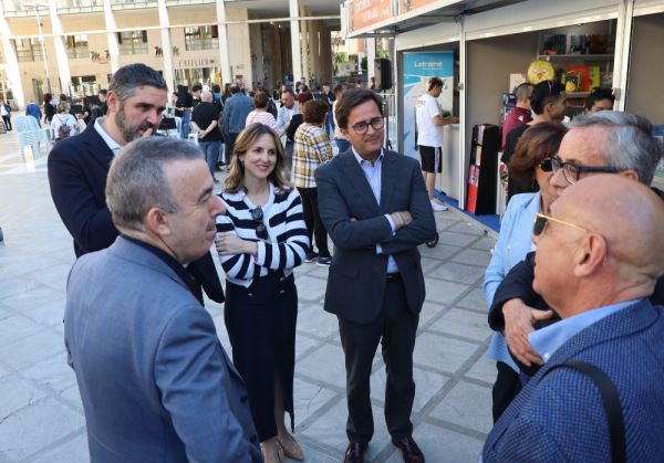 La Feria del Libro de El Ejido inicia su XV edición con los encuentros de Lorenzo Silva y Germán Palmero y los sones de la Banda Sinfónica