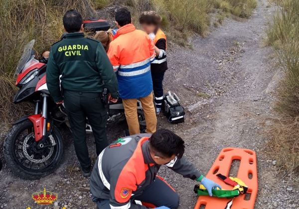 La Guardia Civil auxilia en Gérgal a un motorista que se había accidentado en un barranco