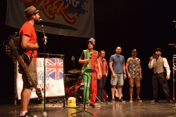 El espectáculo 'Learning Rock' acerca las míticas bandas británicas a los escolares de Vícar