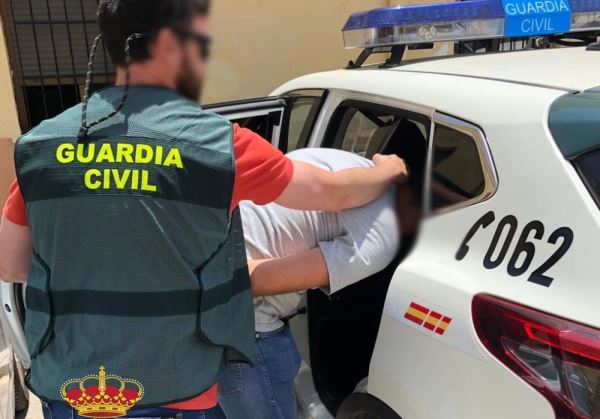 La Guardia Civil detiene en Roquetas de Mar a un estafador profesional que acumulaba 17 órdenes de detención de juzgados de toda España