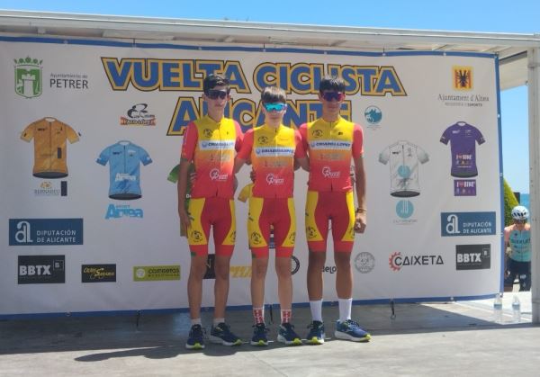 El Club Ciclista Ciudad de El Ejido participa en la Vuelta a Alicante.