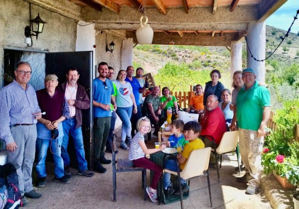 Vecinos de Dalías celebran una jornada de limpieza y  convivencia en la Sierra de Gádor
