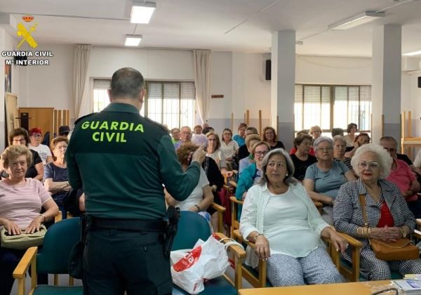 La Guardia Civil imparte una charla del Plan Mayor seguridad en el Centro de participación activa de Roquetas de Mar