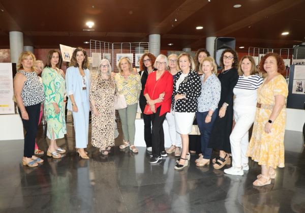 La exposición ‘Platos sonoros’ muestra la labor de las asociaciones de mujeres de El Ejido y recorrerá todos los IES con la implicación de grupos musicales locales