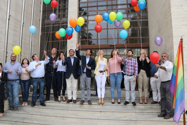 Lectura de manifiesto, globos y photocall con mensajes de tolerancia centran el Día  Internacional contra la LGTBFobia en El Ejido