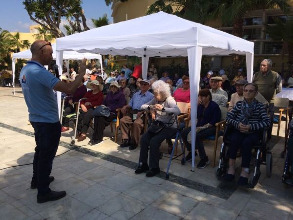 Encuentro de mayores en la Plaza Cervantes, con motivo del Mes de la Salud en Vícar
