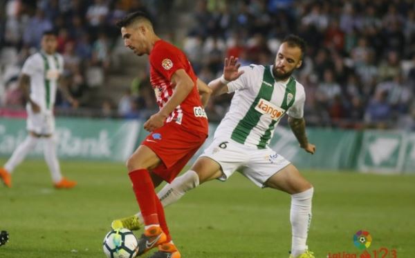La UD Almería cae 2-0 ante el Córdoba y se queda a un punto del descenso con seis en juego