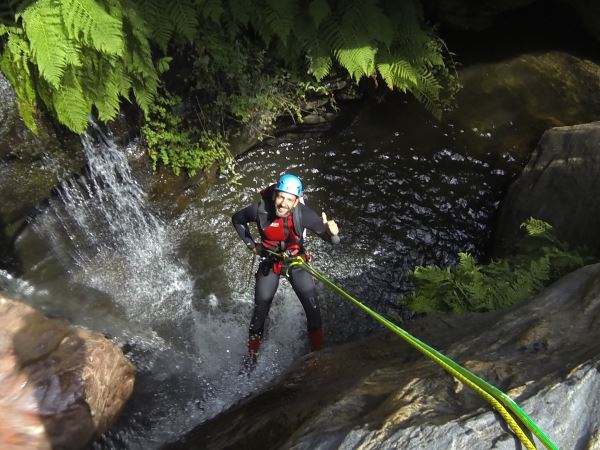 El Ayuntamiento de Roquetas celebra el día de San Juan con un descenso en barranco