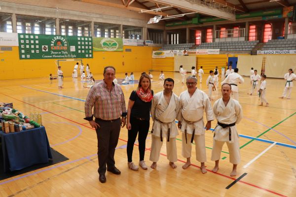 El club Scorpio Karate de El Ejido realiza un entrenamiento solidario en el Pabellón de Deportes