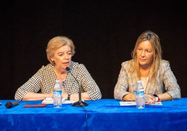 María Sanz explica su poesía a 180 alumnos en la actividad ‘Poeta y jóvenes’ en Roquetas de Mar