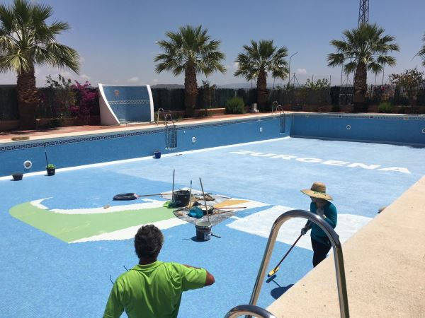 El Ayuntamiento de Zurgena mejora la seguridad de la piscina municipal y procede a su puesta a punto para el verano