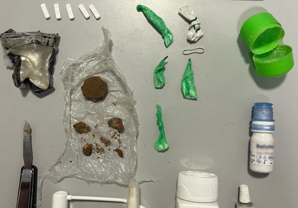La Guardia Civil detiene en Vícar a un hombre buscado por la justicia tras sorprenderlo con droga y más de 4.500 euros en efectivo