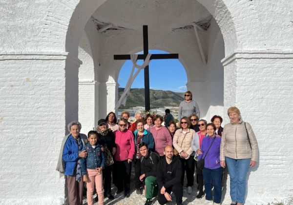 Las Cruces de Mayo llenan de color y tradición las calles de Dalías y Celín