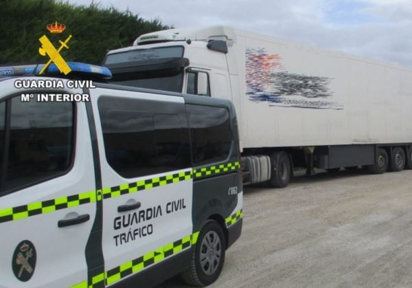 La Guardia Civil inmoviliza un vehículo articulado con un exceso de peso del 42,63%.