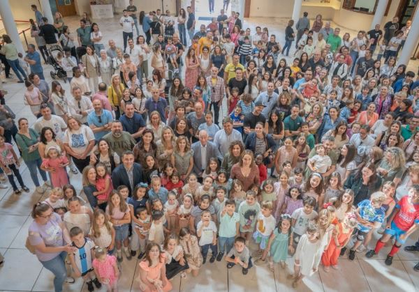Alumnos de los talleres municipales infantiles de pintura y cerámica exponen sus obras en el Castillo de Santa Ana