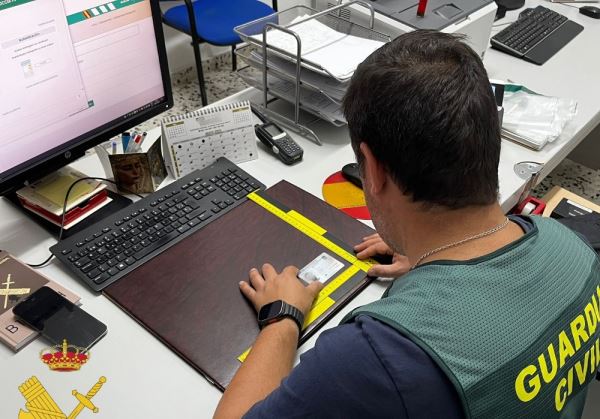 La Guardia Civil investiga en Albox a un hombre por intentar obtener el carné de conducir con documentación falsa