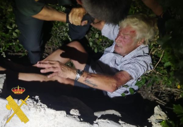 Rescatado un hombre atrapado entre zarzas tras caer en una zona rural de Bayarque