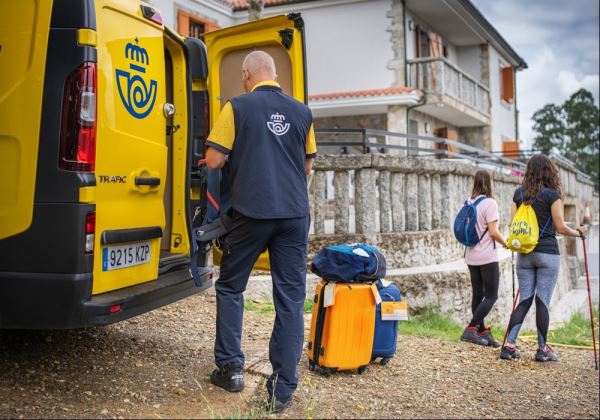 Grupo Correos lanza el transporte de mochilas en el Camino Portugués desde Oporto que beneficiará a miles de andaluces