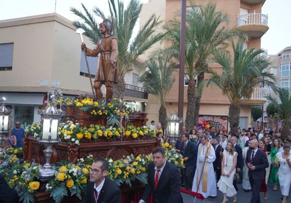 Los ejidenses acompañan a San Isidro Labrador en su procesión por las calles del municipio