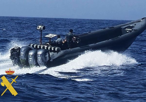 Detenidos tres tripulantes de una embarcación con más de 1.800 litros de combustible en el Mar de Alborán