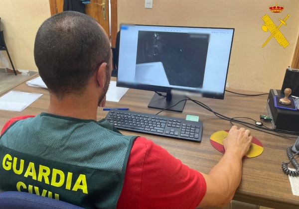 Detenido un menor de edad que realizaba tocamientos a mujeres en la zona del puerto de Roquetas de Mar