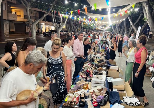 Manuel Cortés inaugura una nueva edición del ‘Mercado Marinero’ con una veintena de puestos del comercio local