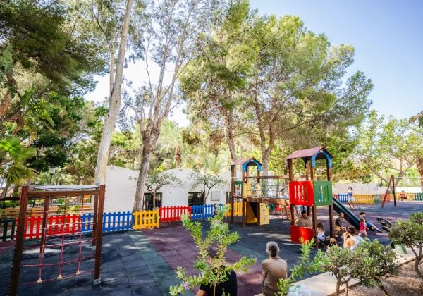 Roquetas de Mar refuerza el mantenimiento de sus parques infantiles con una inversión de más de un millón de euros