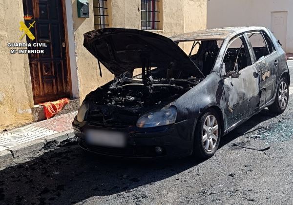 La Guardia Civil detiene a un hombre por incendiar vehículos y amenazar a vecinos en Roquetas de Mar