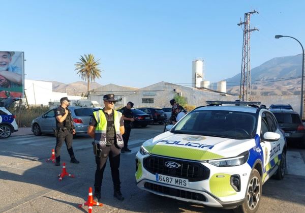La Policía Local de El Ejido desarrolla una nueva campaña de control en el uso de patinetes eléctricos