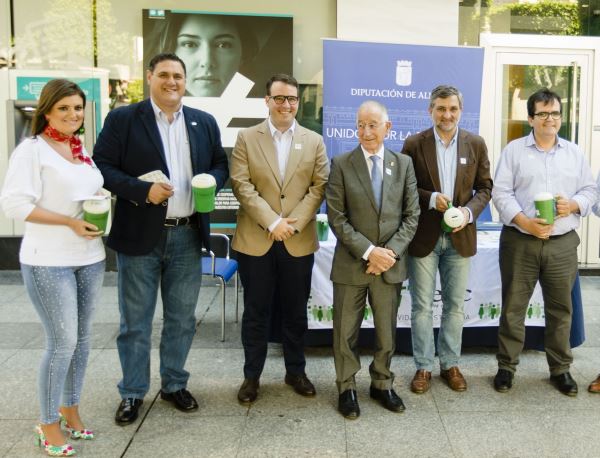Diputación instala su tradicional mesa en el Paseo de Almería para recaudar fondos para AECC