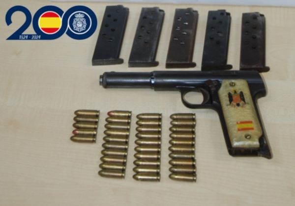 La Policía Nacional en El Ejido interviene un arma de fuego con cinco cargadores y 35 cartuchos en un control policial nocturno