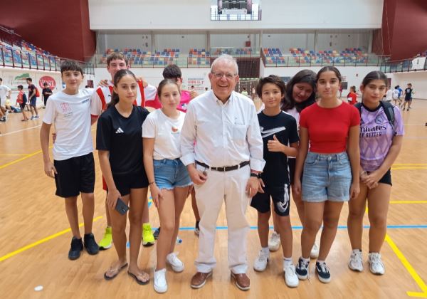 Antonio Bonilla participa junto a los niños y niñas de Vícar en la inauguración del campamento digital TecnoTribu