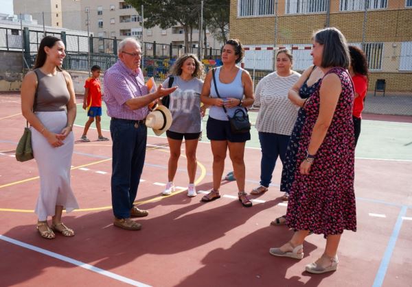 Antonio Bonilla supervisa los preparativos para el inicio del curso escolar