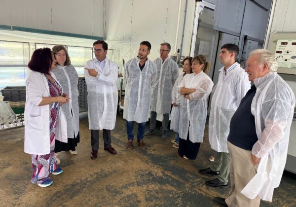 Francisco Góngora conoce las nuevas líneas de investigación de Agrobío en control biológico que tratan de frenar plagas tan virulentas como la de parvispinus o la araña roja