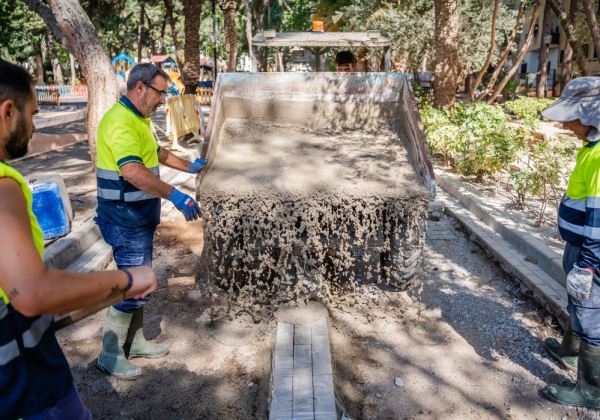 El Ayuntamiento de Roquetas de Mar continúa con los trabajos de mantenimientos de los espacios públicos del municipio