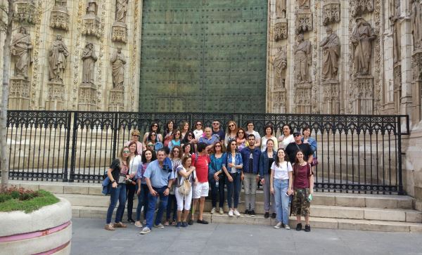 La poeta sevillana Siracusa Bravo muestra Sevilla a los dos clubes de lectura adultos de la Biblioteca de Purchena