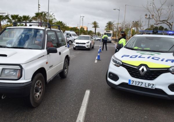 La Policía Local de Vícar vigila las distracciones al volante