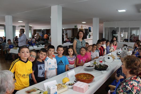 Más de 800 niños de Huércal-Overa conocen la gastronomía tradicional de la mano de las abuelas