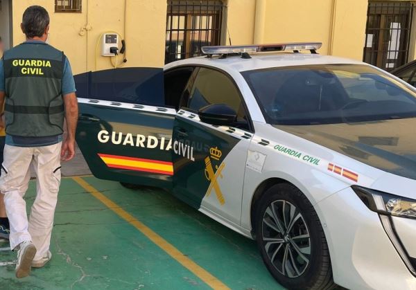 La Guardia Civil detiene a dos personas por hurto y extorsión a un conductor accidentado en Cuatro Vientos