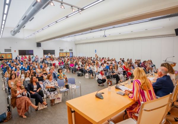 Roquetas de Mar inaugura el III Salón Mujer Emprende bajo el lema “Conectando talento, creando futuro”