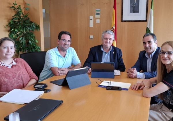 El alcalde de La Mojonera logra el compromiso de la Junta para asumir la limpieza del centro de salud y avanzar en su futura ampliación