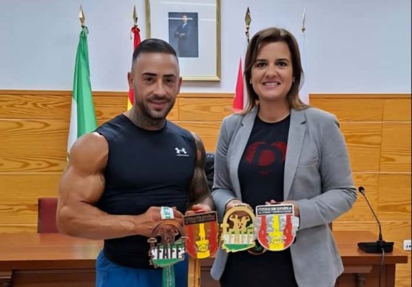 La alcaldesa de Benahadux recibe al campeón de Andalucía y subcampeón de España de culturismo