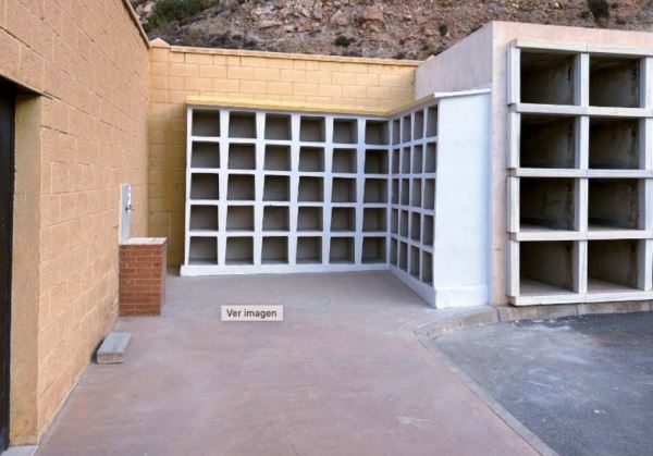 Los vecinos de Vícar disponen ya de columbarios en el cementerio donde depositar las cenizas de sus difuntos