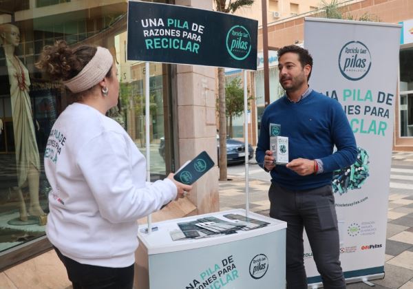 La campaña ‘Una Pila de Razones’ aterriza en El Ejido para concienciar sobre la importancia del reciclaje de los residuos de pilas y acumuladores