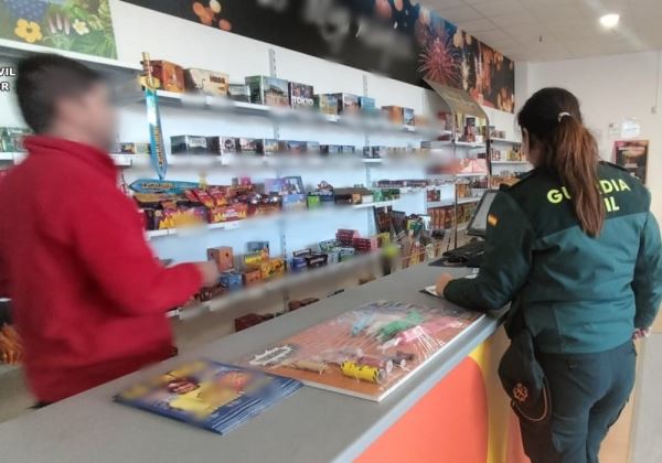 La Guardia Civil refuerza la vigilancia sobre venta y uso de pirotecnia durante las fiestas navideñas en Almería