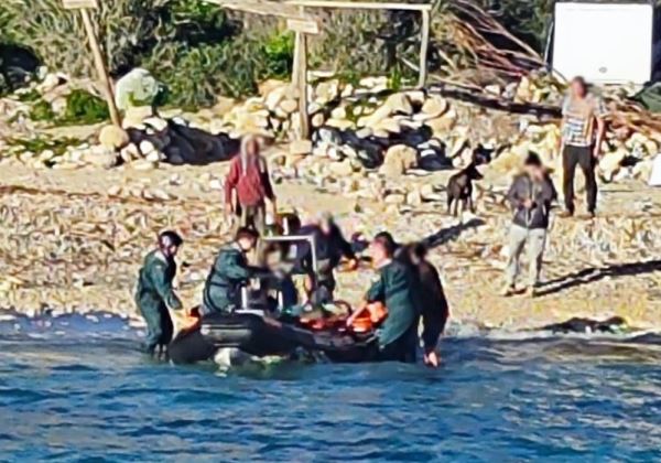 La Guardia Civil evacúa por vía marítima a un varón de 68 años en Cala San Pedro-Níjar (Almería)