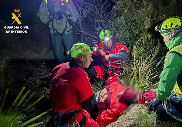 La Guardia Civil rescata a una persona herida en la ladera de la Cala Montoya en Cabo de Gata-Níjar